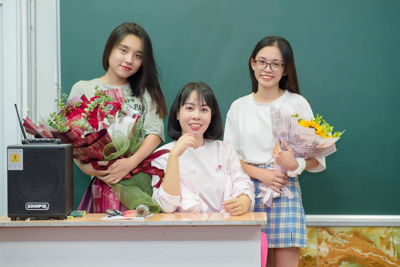 Hai thủ khoa khối D toàn quốc Ngọc Khanh và Trà My về tặng hoa tri ân cô giáo.