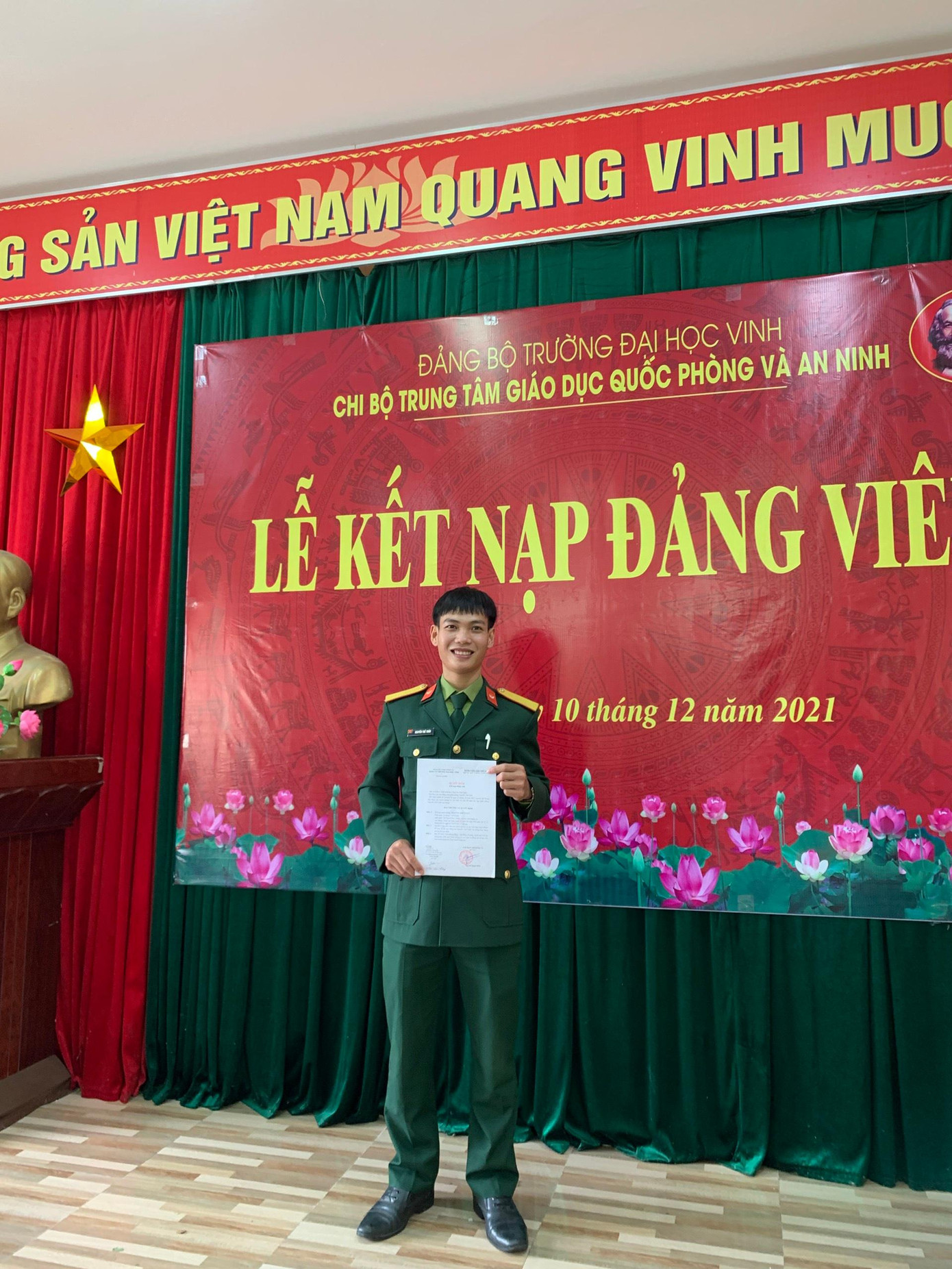 Niềm vinh dự và tự hào của chàng trai trẻ khi được đứng trong hàng ngũ của Đảng khi còn là sinh viên ngồi trên ghế nhà trường.