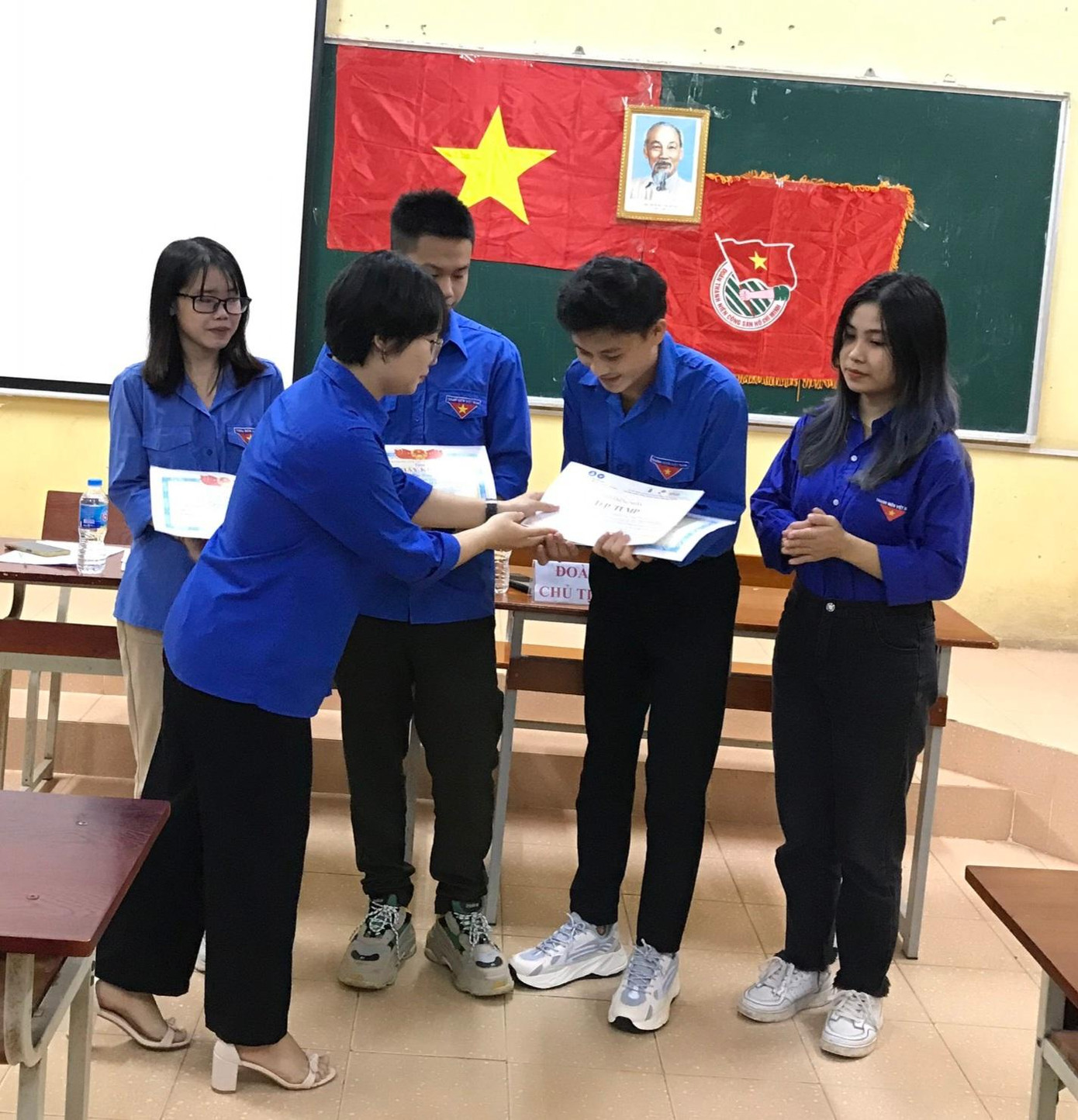 Tân nhận giấy khen của Hội sinh viên trường Đại Học Y Thái Nguyên có thành tích xuất sắc trong công tác hội và phong trào sinh viên, đạt danh hiệu đoàn viên ưu tú, đạt danh hiệu sinh viên 5 tốt cấp trường cùng nhiều giấy chứng nhận khác,... Tân nhận giấy khen của Hội sinh viên trường Đại Học Y Thái Nguyên có thành tích xuất sắc trong công tác hội và phong trào sinh viên, đạt danh hiệu đoàn viên ưu tú, đạt danh hiệu sinh viên 5 tốt cấp trường cùng nhiều giấy chứng nhận khác,...