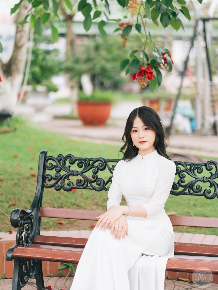 Lan Anh xinh đẹp trong tà áo dài trắng, cô là cựu học sinh Trường THPT An Dương, TP. Hải Phòng. Lan Anh xinh đẹp trong tà áo dài trắng, cô là cựu học sinh Trường THPT An Dương, TP. Hải Phòng.