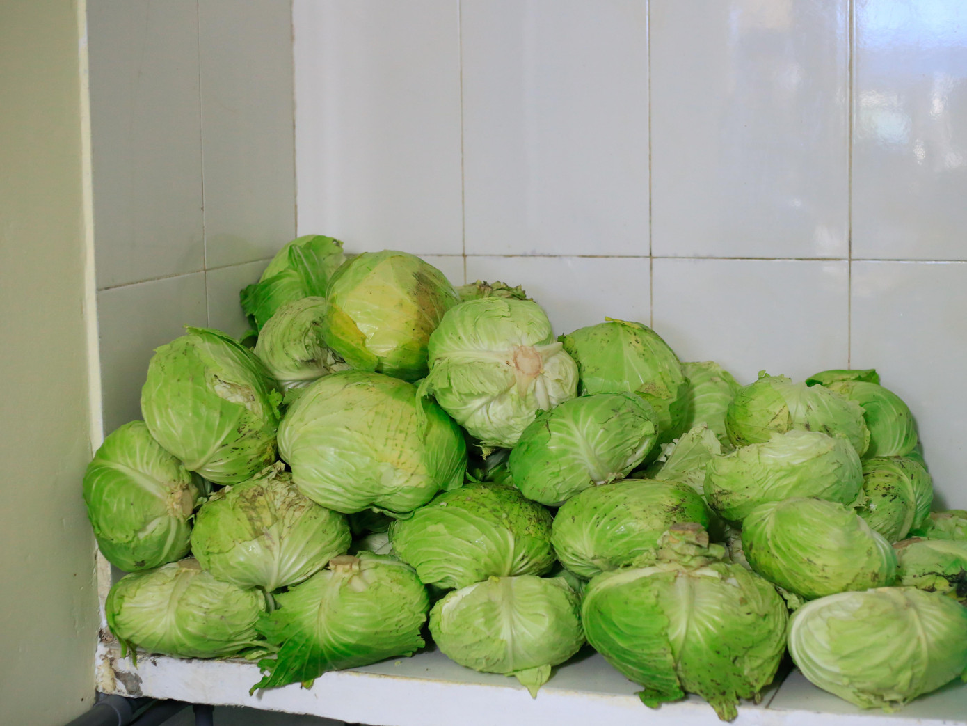 Thực phẩm, rau củ tại đây một phần là do các mạnh thường quân ủng hộ, chi phí phần còn lại để duy trì nhà ăn thì được chị Ngọc trích một phần doanh thu từ công ty mỹ phẩm của chị. Dự kiến trong năm 2022, tại Hà Nội sẽ có 5 quán chay 0 đồng được mở tại Hà Nội. Ảnh: Tuấn Anh