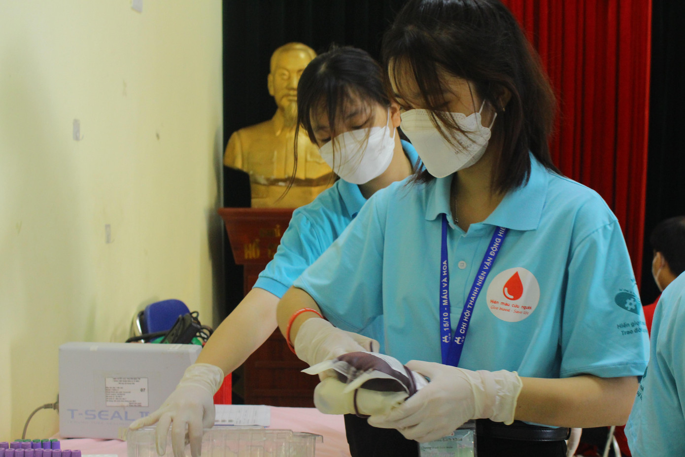 Chương trình nhận lại được rất nhiều đơn vị máu từ những bạn sinh viên, mọi người tham gia hiến máu tình nguyện.