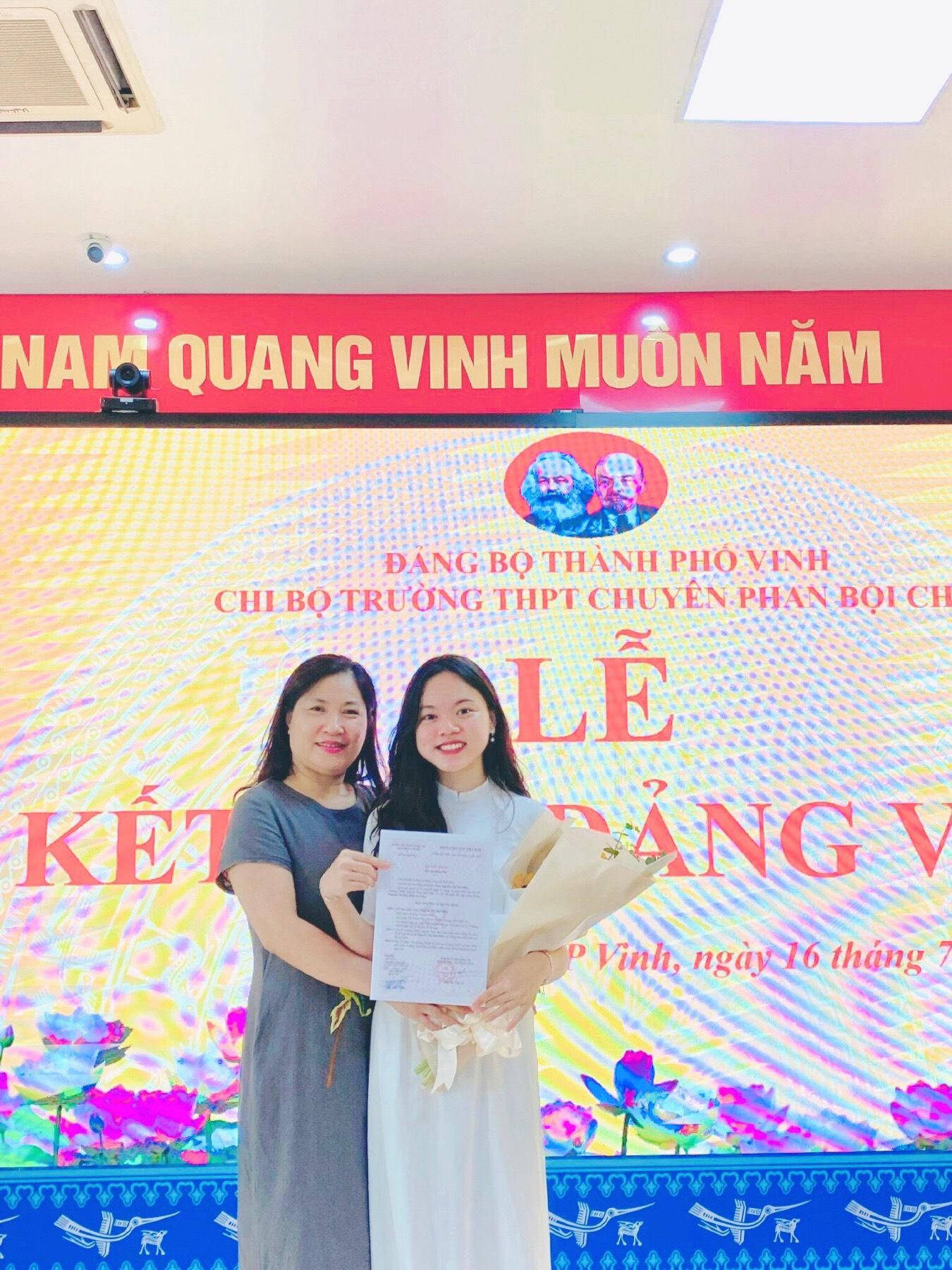 Mai Hiền cùng cô chủ nhiệm trong Lễ kết nạp Đảng.
