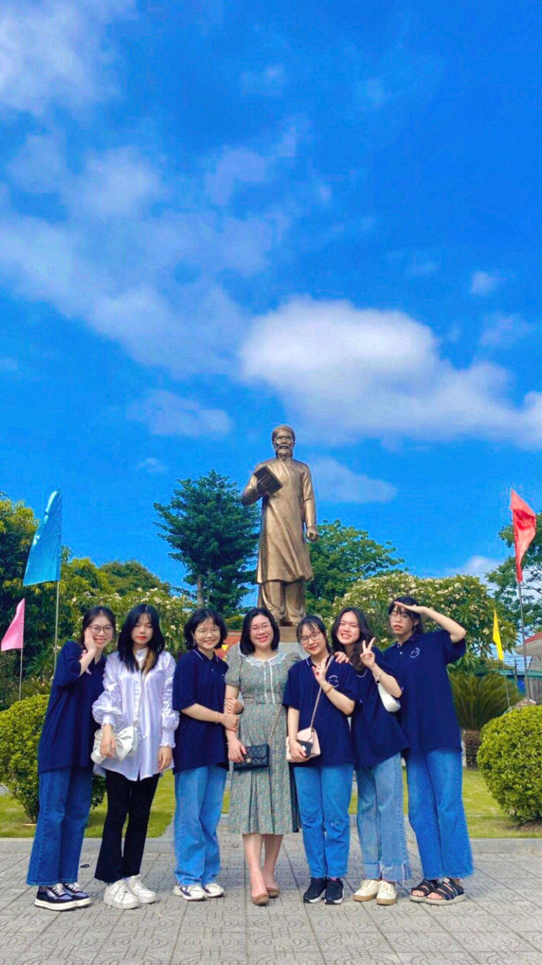 Mai Hiền cùng cô chủ nhiệm và các bạn Học sinh Giỏi Quốc gia tại Nhà thờ cụ Phan Bội Châu.