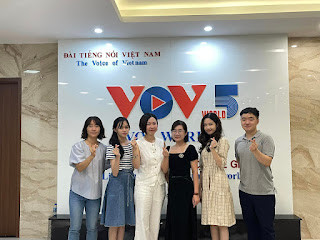 Tuấn Jeon và những đồng nghiệp ở VOV5. (Ảnh: NVCC)