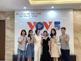 Tuấn Jeon và những đồng nghiệp ở VOV5. (Ảnh: NVCC)