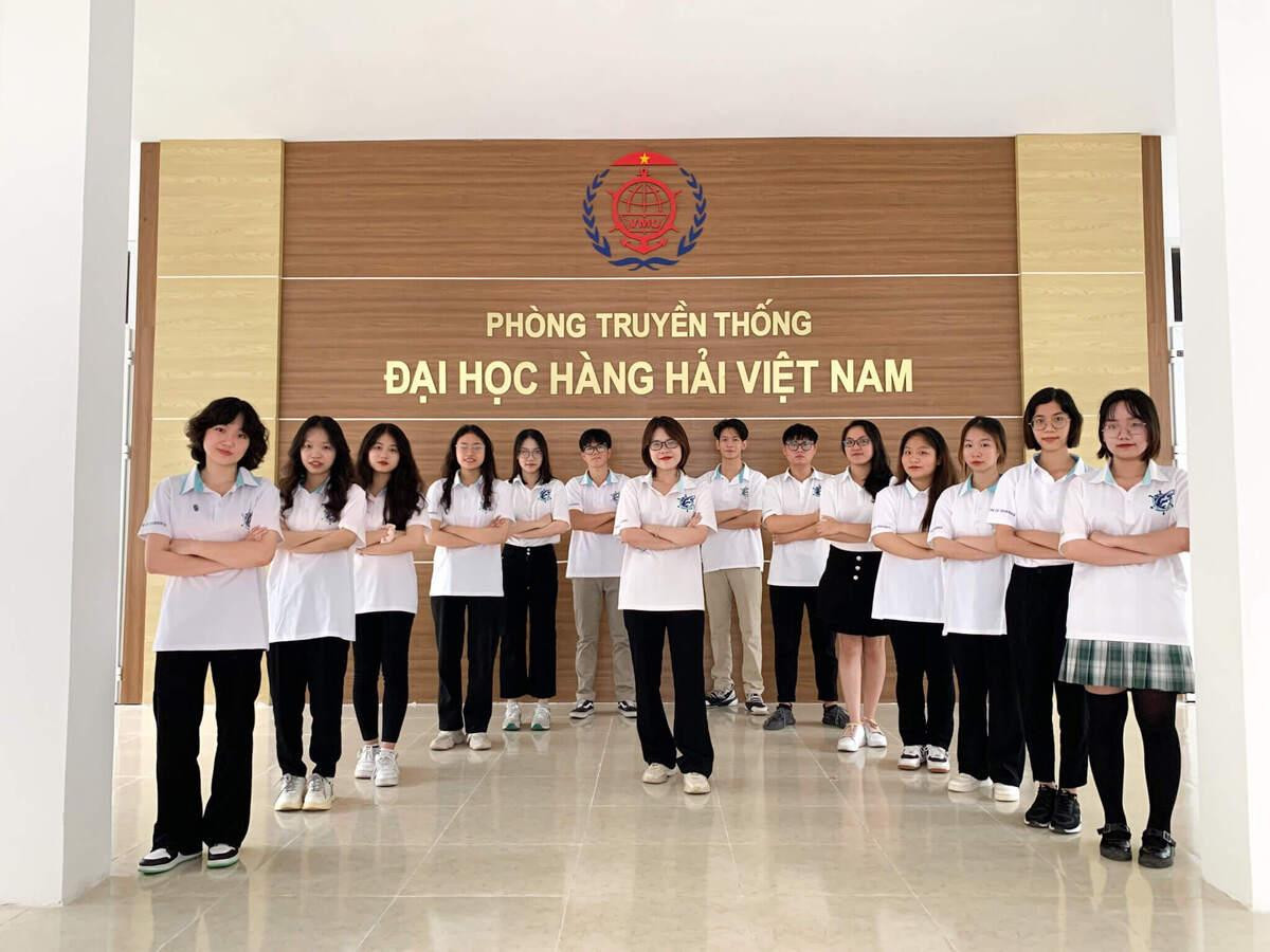 Lan Anh (thứ 3 từ trái qua) cùng CLB Khởi nghiệp G.O.S tại Phòng Truyền thống của Trường Đại học Hàng hải Việt Nam - một trong những trường đại học trọng điểm quốc gia. Lan Anh (thứ 3 từ trái qua) cùng CLB Khởi nghiệp G.O.S tại Phòng Truyền thống của Trường Đại học Hàng hải Việt Nam - một trong những trường đại học trọng điểm quốc gia.