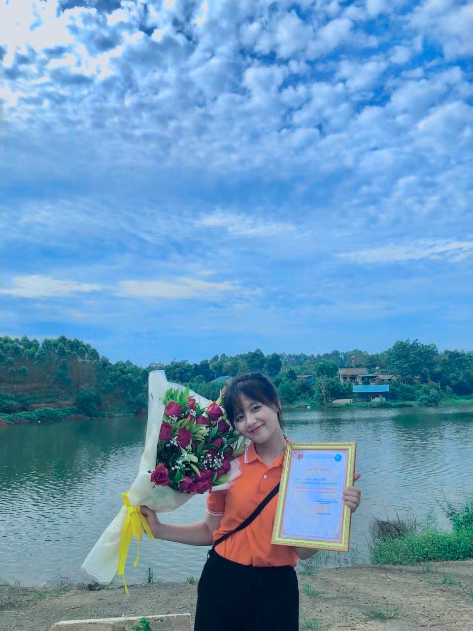 Cô nàng được giấy Chứng nhận Tình nguyện viên Điều phối viên trong Quân ngũ.