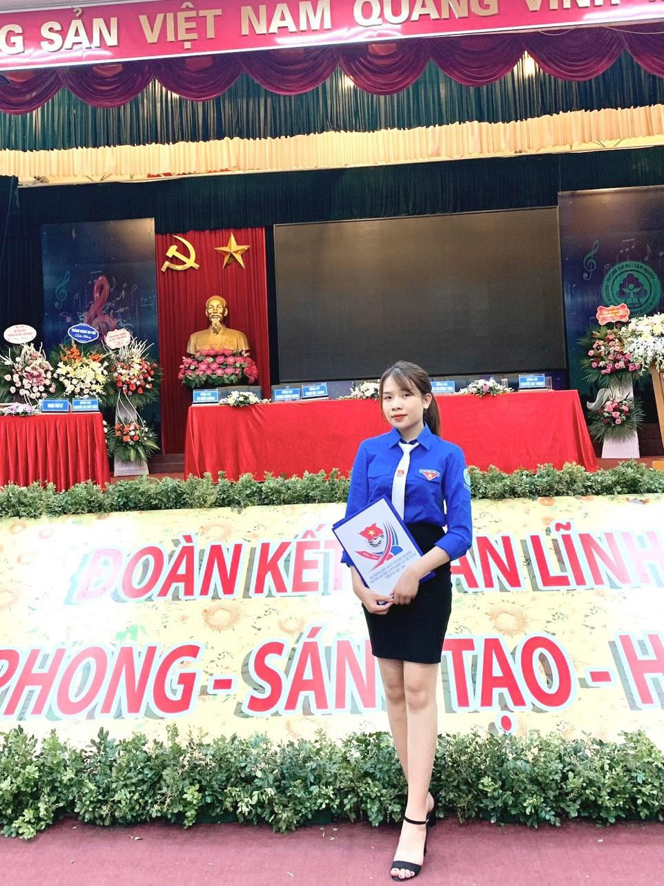 Trong thời gian học tập tại trường, song song với việc học, cô nàng luôn tích cực tham gia các hoạt động Đoàn – Hội.