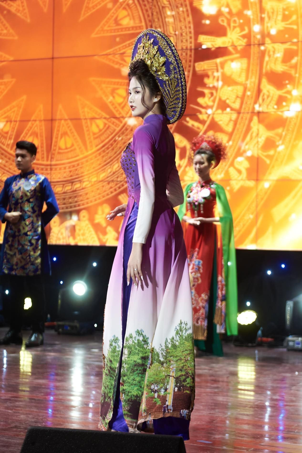 Khánh Linh trong phần thi áo dài.