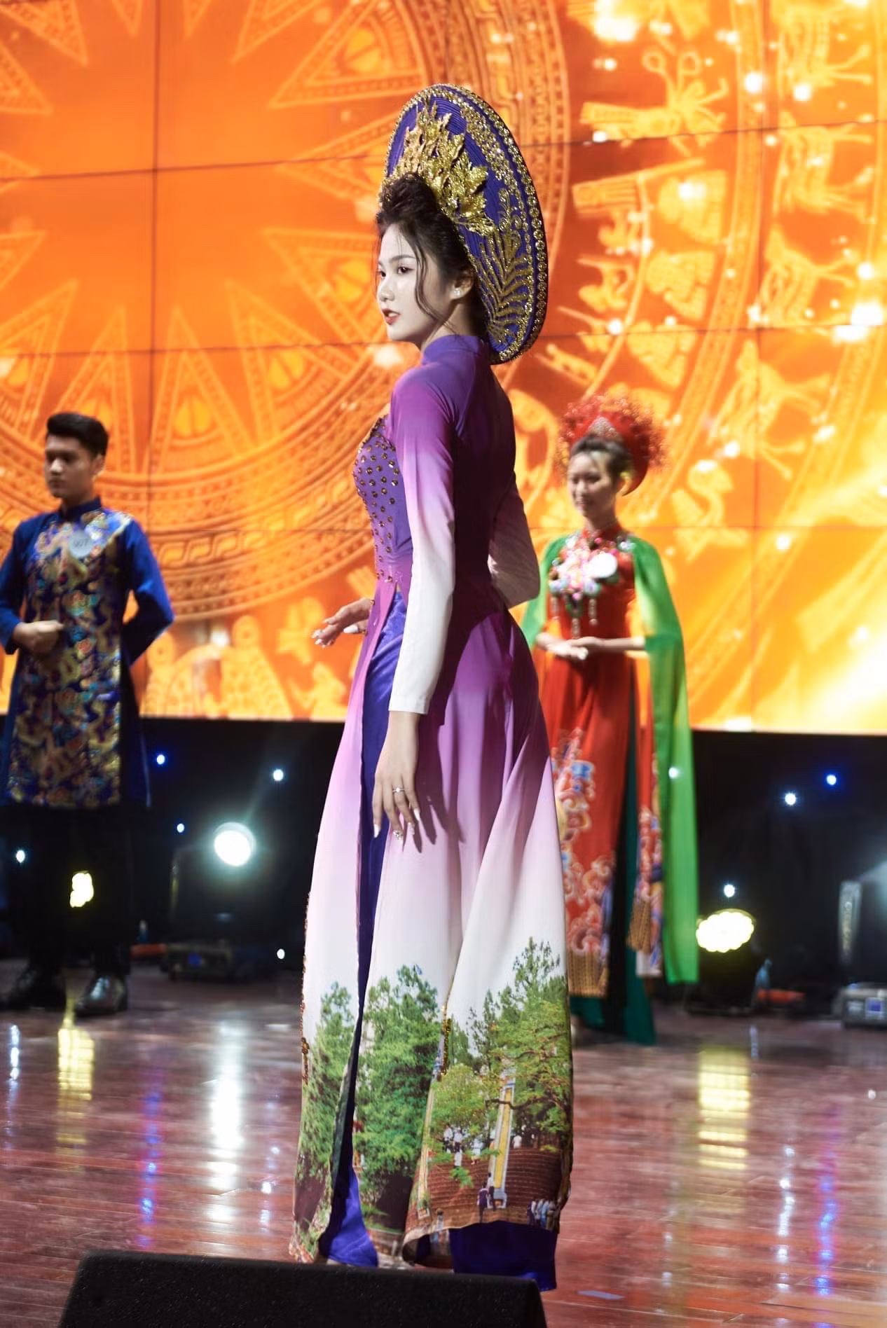 Khánh Linh trong phần thi áo dài.