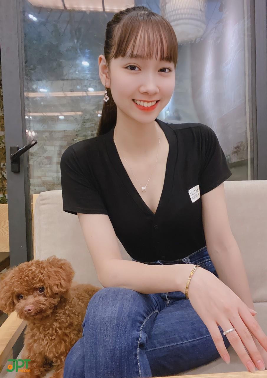 Cô gái đến từ mảnh đất Phú Thọ sở hữu gương mặt khả ái, vóc dáng cao ráo xinh đẹp.