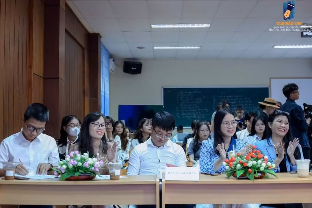 Các bạn thí sinh có cơ hội học hỏi kinh nghiệm thực chiến từ những nhà báo, nhà giáo nhiều năm trong nghề.