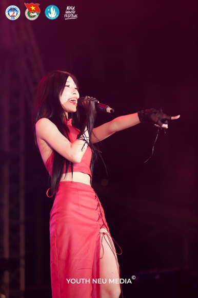 Ca sĩ Xesi ma mị với loạt hit Tuý Âm, Vô Tình,...