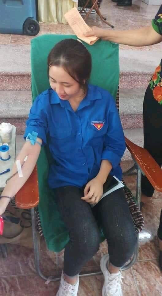 Cô gái tham gia hiến máu tình nguyện. Cô gái tham gia hiến máu tình nguyện.