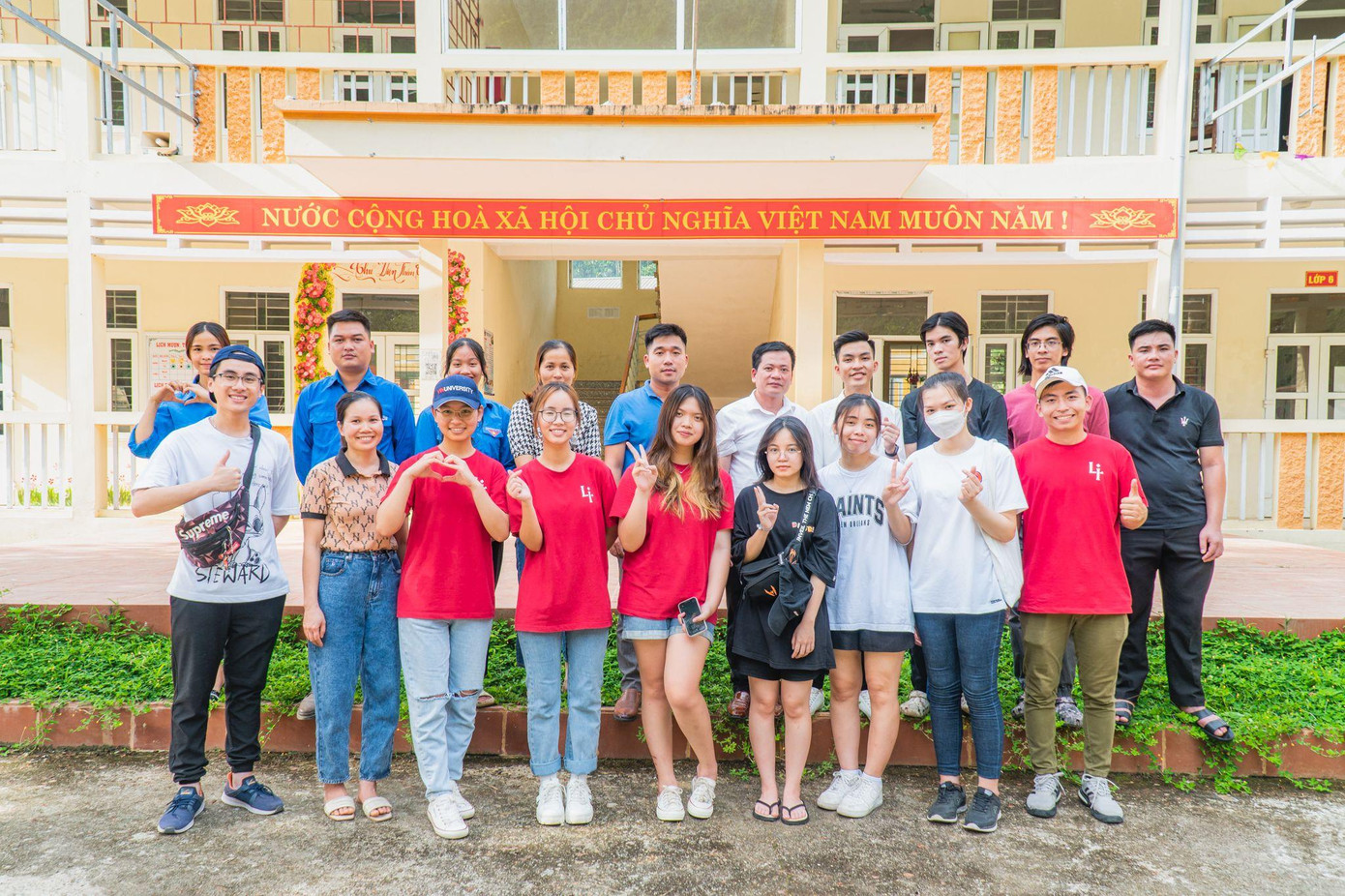 Bên cạnh việc học, Xuân Huy cũng dành thời gian tham gia các hoạt động ngoại khóa ở trường nhằm trau dồi bản thân và mở rộng các mối quan hệ. Bên cạnh việc học, Xuân Huy cũng dành thời gian tham gia các hoạt động ngoại khóa ở trường nhằm trau dồi bản thân và mở rộng các mối quan hệ.