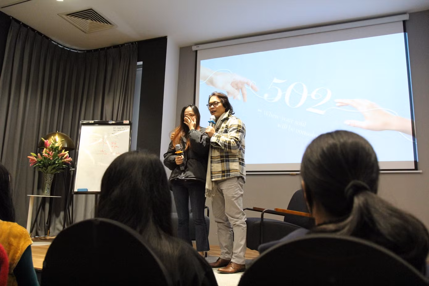 Các bạn trẻ xúc động với những bài học đắt giá tại buổi Workshop. Ảnh 502