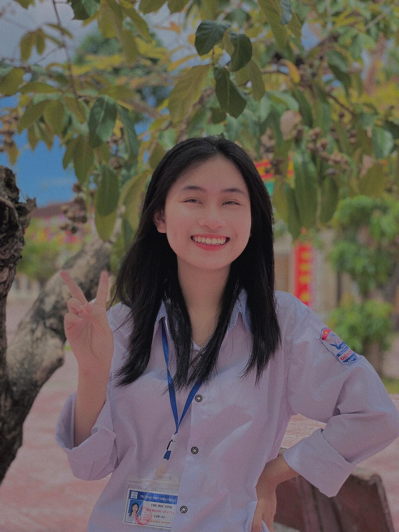 Tố Uyên luôn nở nụ cười thật tươi, đó là nguồn năng lượng tích cực giúp cô vượt qua mọi khó khăn thử thách trong cuộc sống.