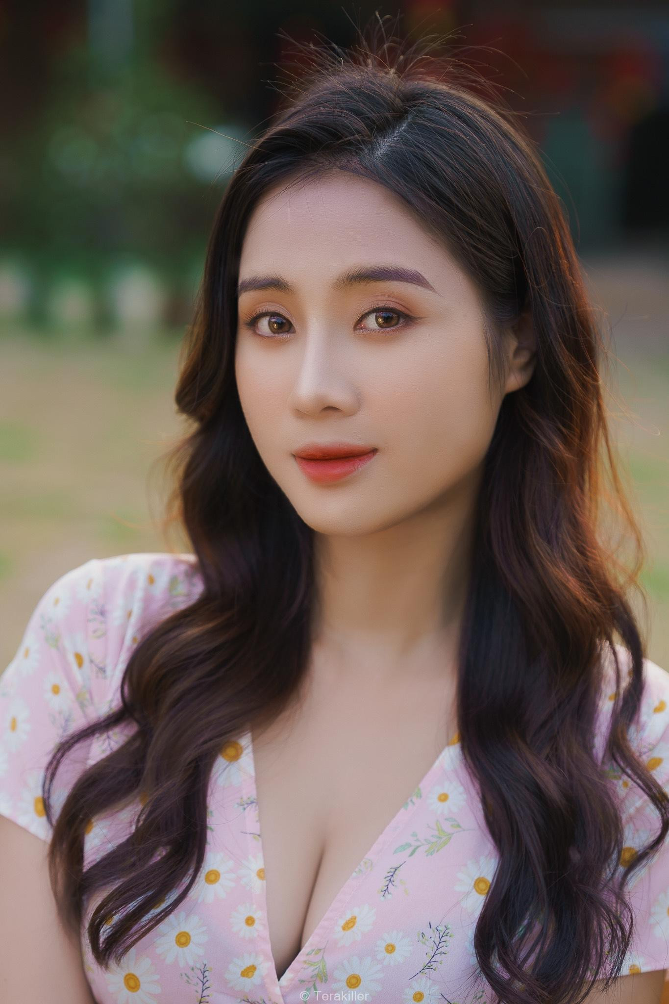 Năm 18 tuổi, sau khi tốt nghiệp cấp 3, cô nàng chọn lên Hà Nội để bắt đầu sự nghiệp diễn viên và người mẫu.