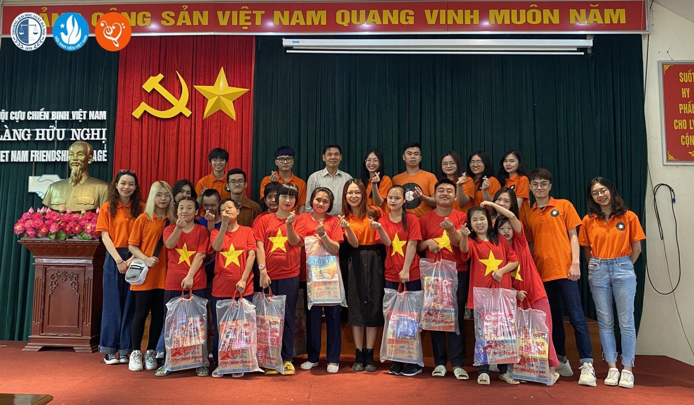 Lan Phương cùng ban tổ chức tình nguyện tham gia các chương trình thiện nguyện Hoa Trên Đá ủng hộ các em trẻ ở Làng trẻ Hữu Nghị.