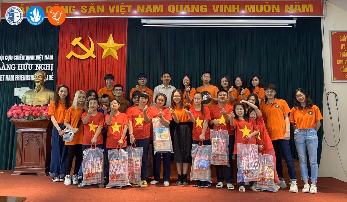 Lan Phương cùng ban tổ chức tình nguyện tham gia các chương trình thiện nguyện Hoa Trên Đá ủng hộ các em trẻ ở Làng trẻ Hữu Nghị.