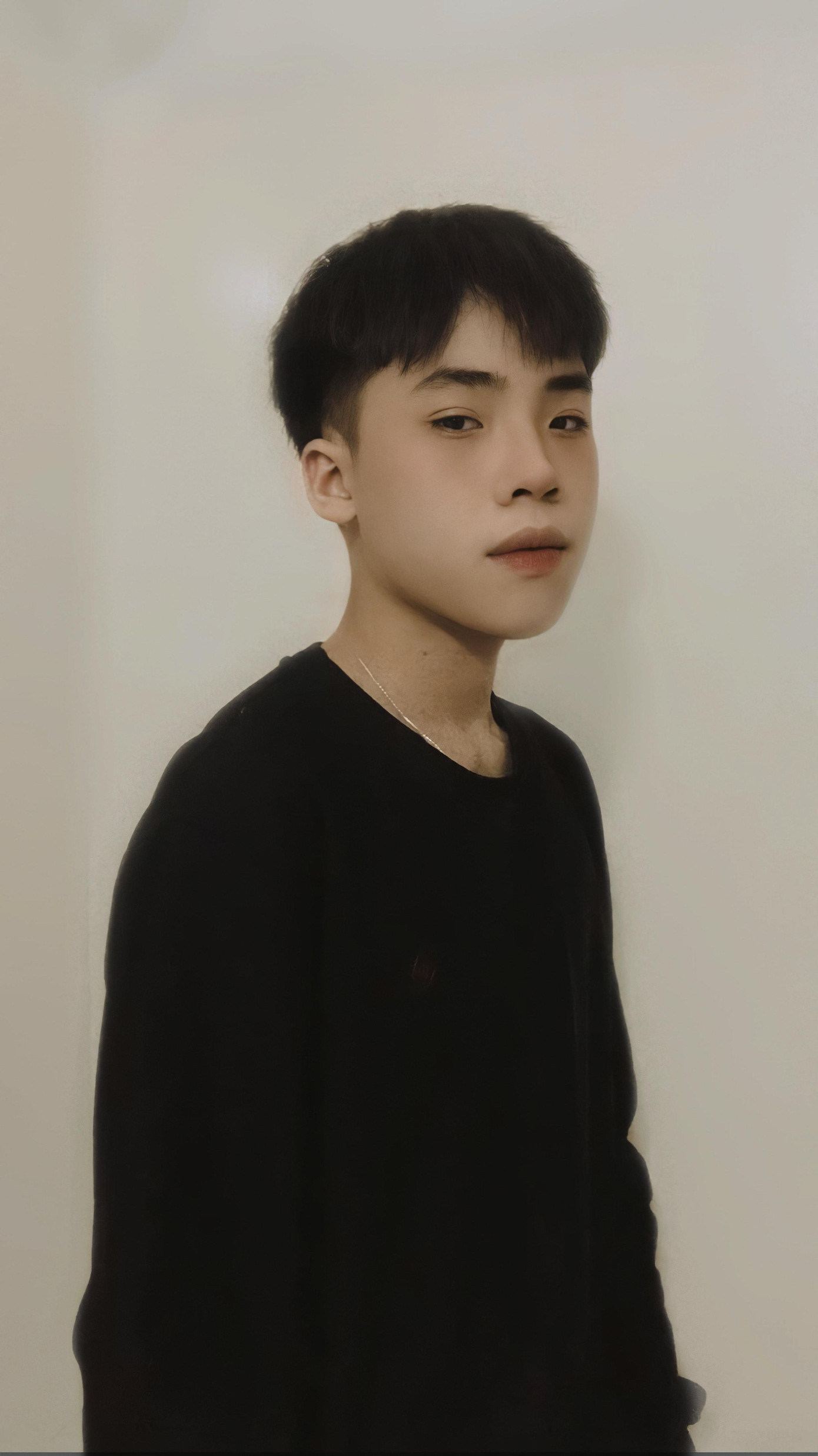 Thuộc thế hệ Gen Z năng động, bên cạnh công việc học, Việt Phong còn là người mẫu ảnh, model và là KOL.