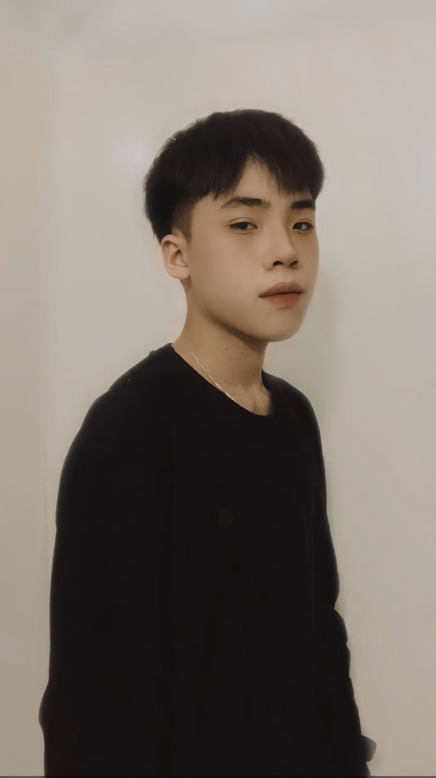 Thuộc thế hệ Gen Z năng động, bên cạnh công việc học, Việt Phong còn là người mẫu ảnh, model và là KOL.