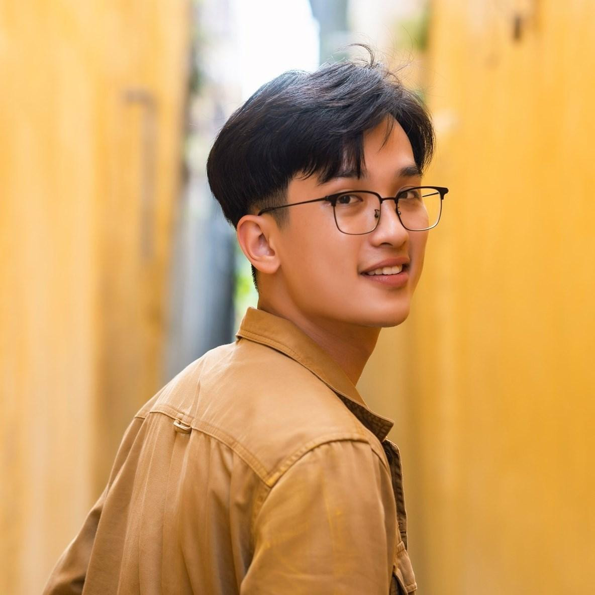 Ngô Quang Sơn (sinh năm 2000) đã lựa chọn trường Đại học Bách khoa Hà Nội là bến đỗ cho quãng đời sinh viên của mình. Ngô Quang Sơn (sinh năm 2000) đã lựa chọn trường Đại học Bách khoa Hà Nội là bến đỗ cho quãng đời sinh viên của mình.