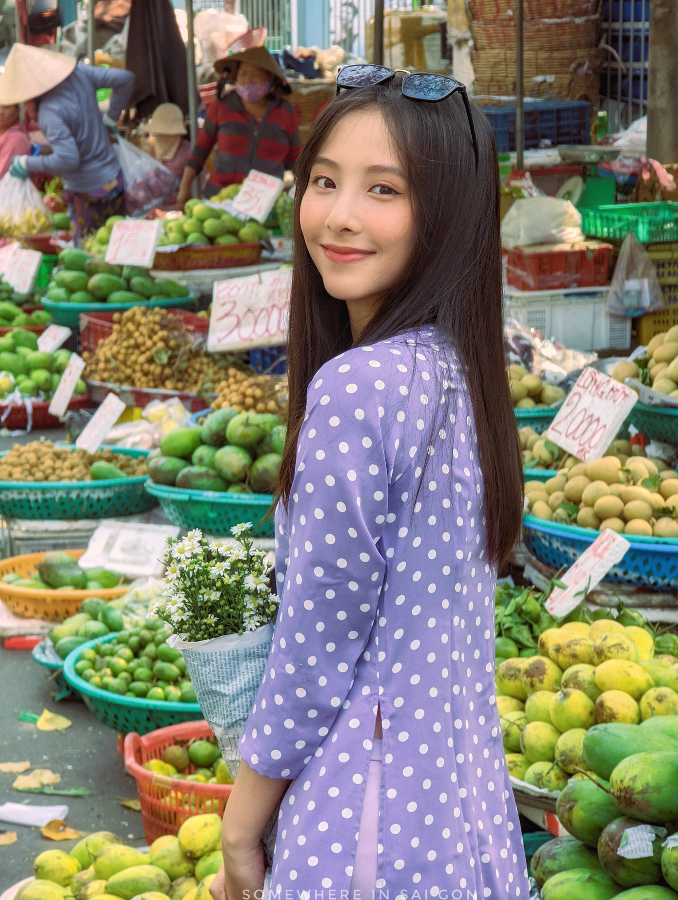 Hồng Nhung dễ thương, điệu đà trong chiếc áo dài màu tím.