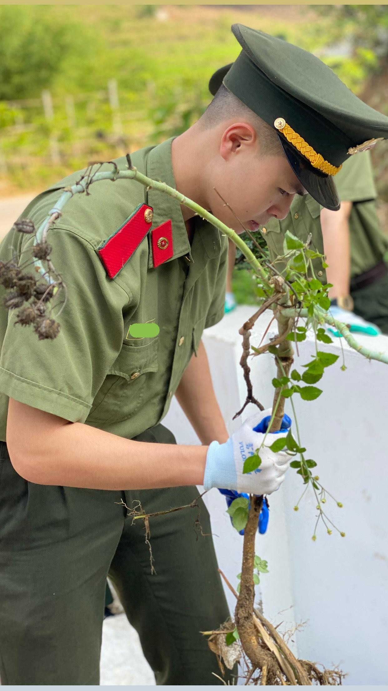 Chàng học viên trẻ tham gia chuyến đi thực tế chính trị địa bàn huyện Mường Lát, tỉnh Thanh Hoá vào khoảng thời gian cuối tháng 4 tới đầu tháng 5 năm 2021. Chàng học viên trẻ tham gia chuyến đi thực tế chính trị địa bàn huyện Mường Lát, tỉnh Thanh Hoá vào khoảng thời gian cuối tháng 4 tới đầu tháng 5 năm 2021.