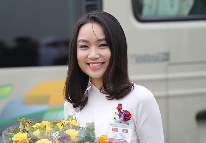 Cựu thành viên CLB Phạm Thu Trà tặng hoa Chủ tịch Trung Quốc Tập Cận Bình năm 2017.