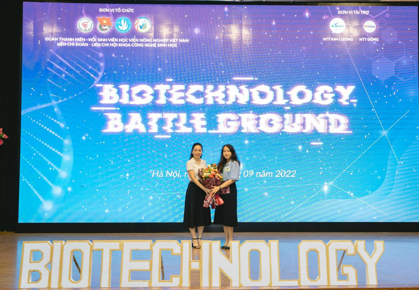 Nguyệt Anh cùng TS. Nguyễn Thị Thúy Hạnh – Phó Trưởng khoa Công nghệ sinh học trong chương trình “BioTechnology Battleground 2022”. Nguyệt Anh cùng TS. Nguyễn Thị Thúy Hạnh – Phó Trưởng khoa Công nghệ sinh học trong chương trình “BioTechnology Battleground 2022”.