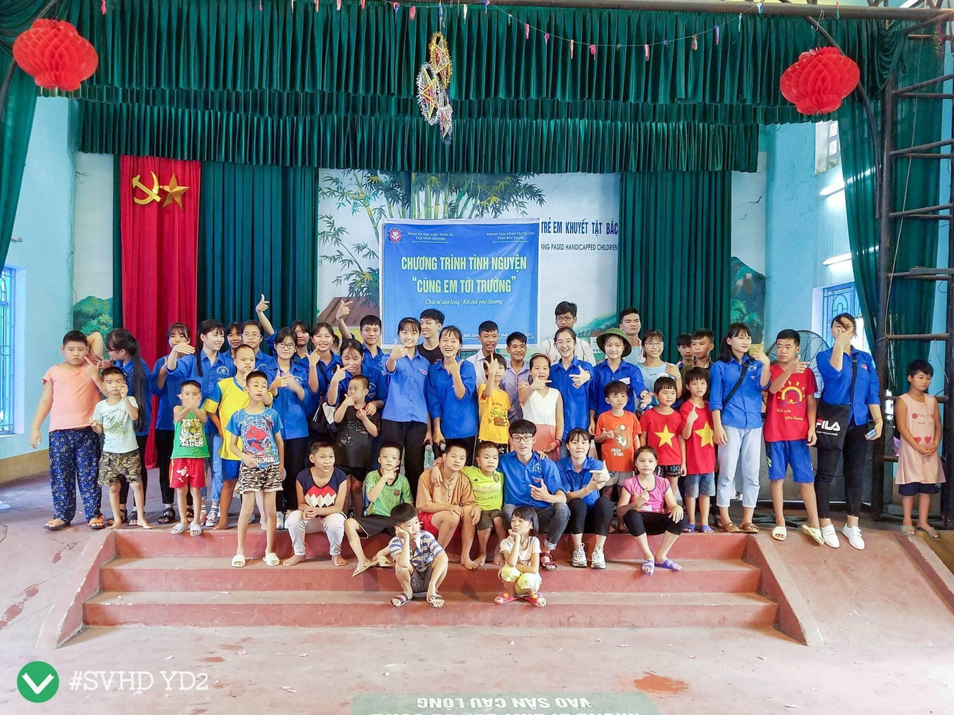 Lê Trúc cùng các bạn trong CLB Sách tổ chức chương trình thiện nguyện tại Bắc Giang.