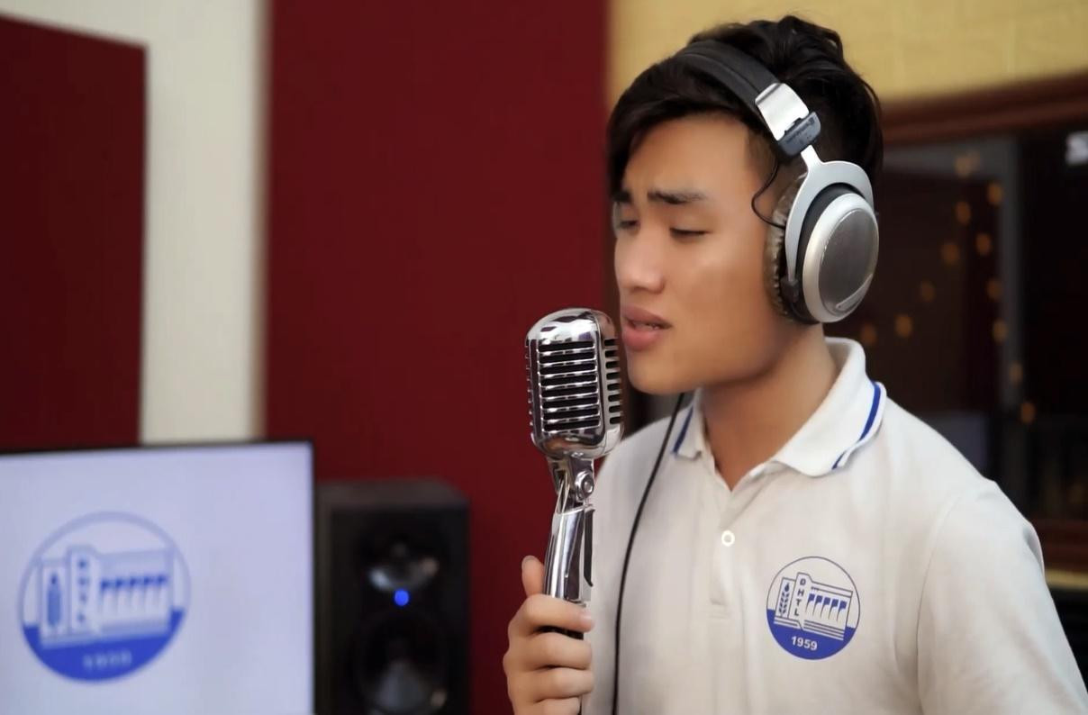 Việt Anh trong một lần thu âm tiết mục văn nghệ.