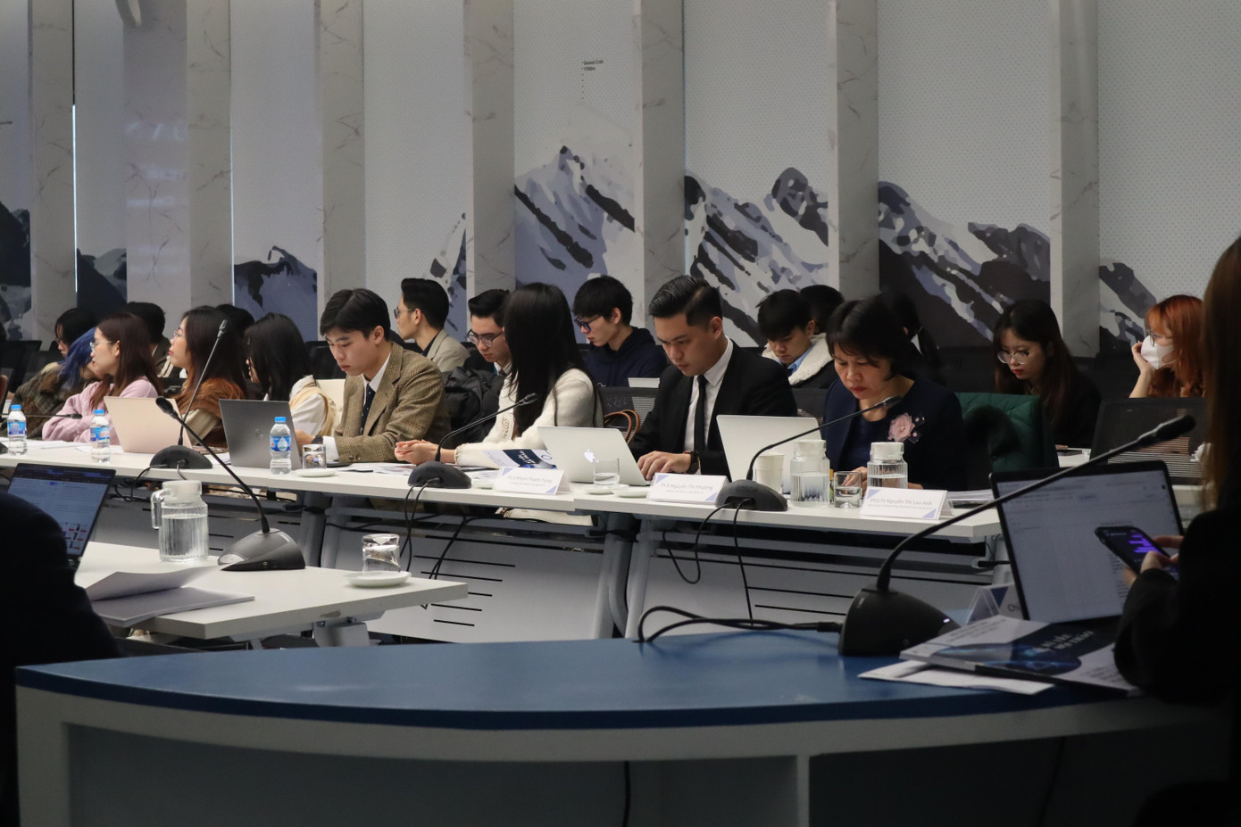 Một số hình ảnh tại buổi Hội thảo khoa học cho sinh viên về Luật Quốc tế lần thứ nhất.