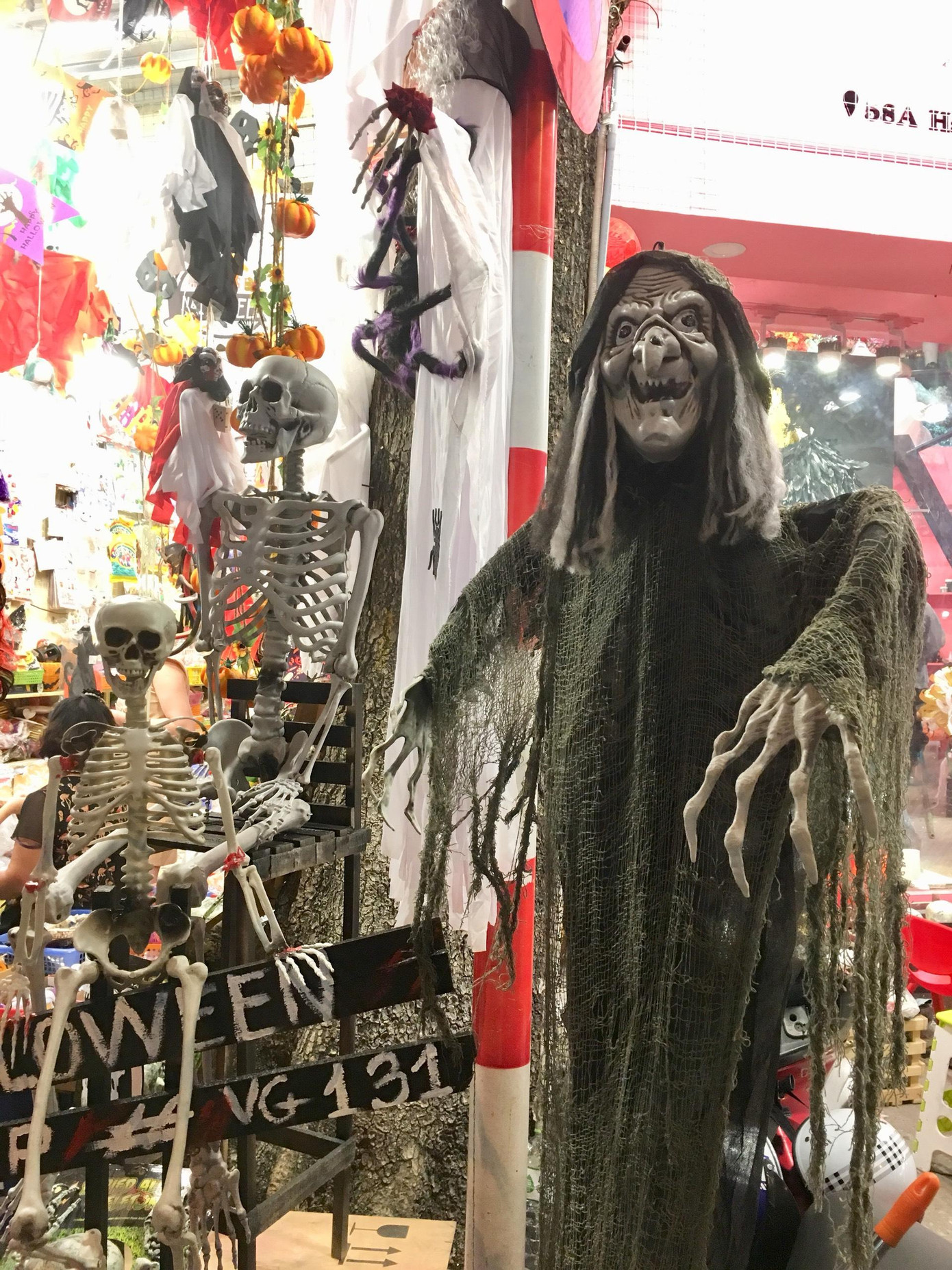 Những món đồ chơi đa dạng, nhiều màu sắc và có phần đáng sợ.