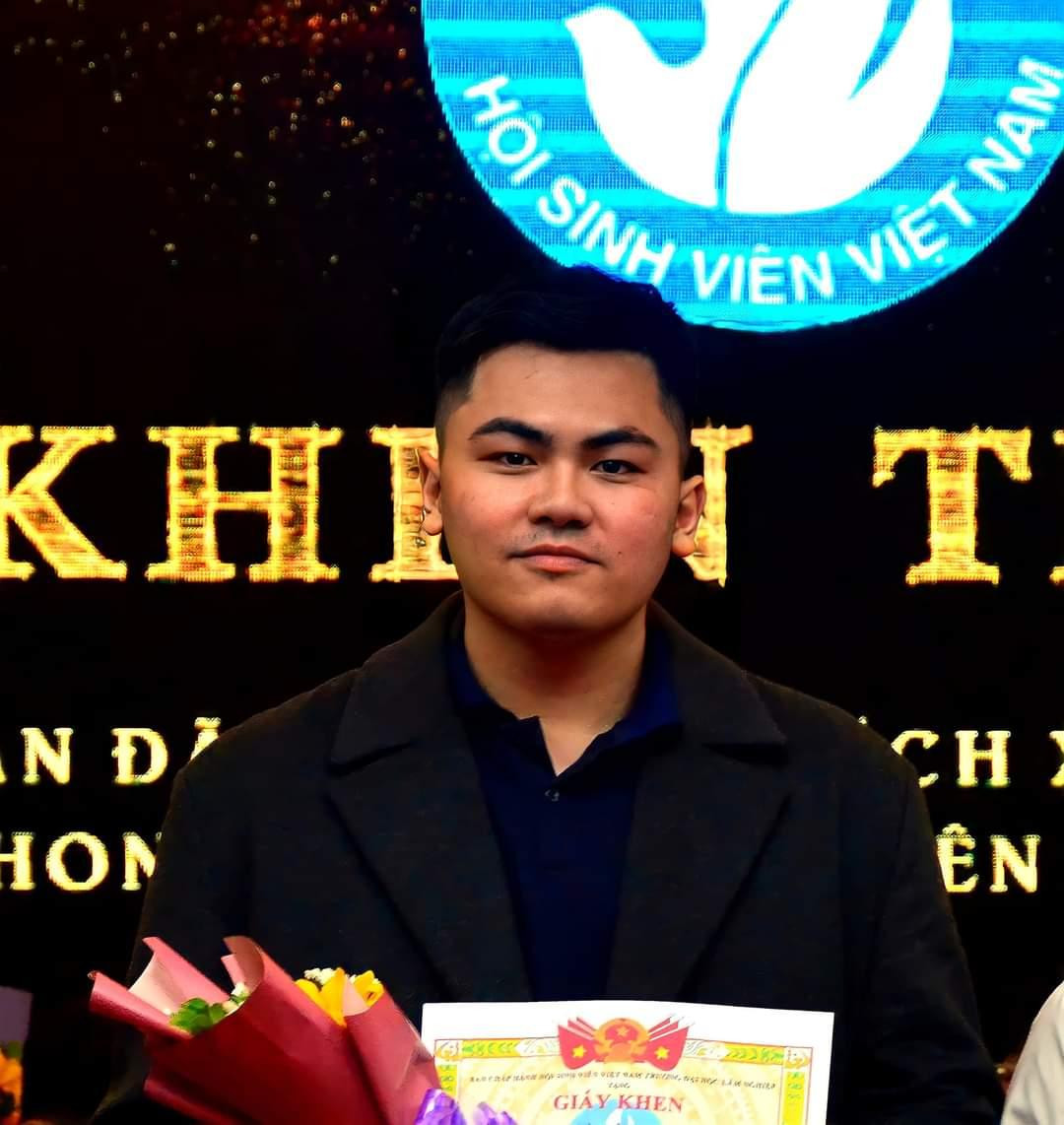 Với sự nỗ lực cố gắng, qua 3 năm học Việt Long đã đạt danh hiệu "Sinh viên xuất sắc" với điểm tổng kết năm học GPA đạt 3.68/4.0. Với sự nỗ lực cố gắng, qua 3 năm học Việt Long đã đạt danh hiệu "Sinh viên xuất sắc" với điểm tổng kết năm học GPA đạt 3.68/4.0.