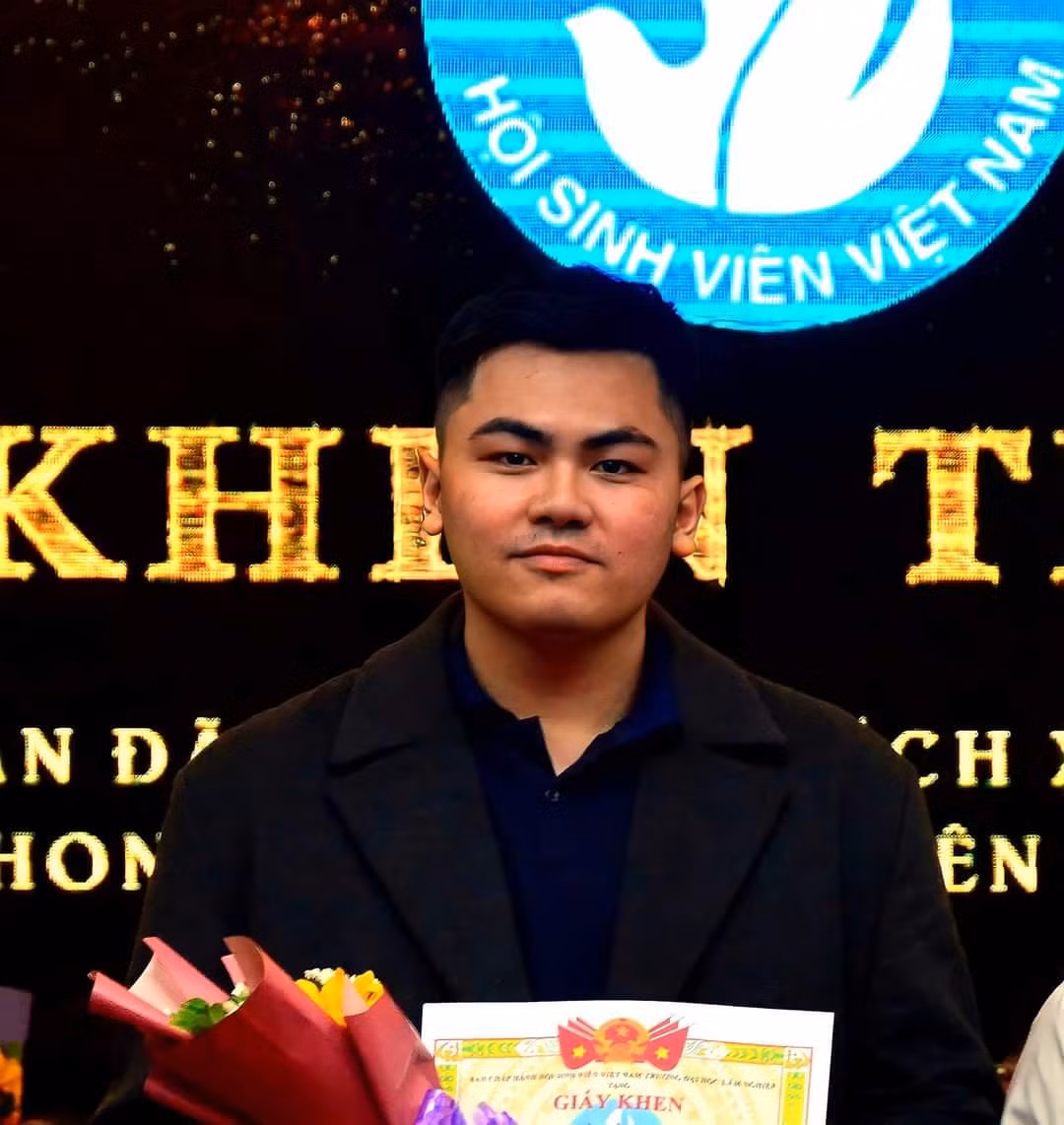 Với sự nỗ lực cố gắng, qua 3 năm học Việt Long đã đạt danh hiệu "Sinh viên xuất sắc" với điểm tổng kết năm học GPA đạt 3.68/4.0.