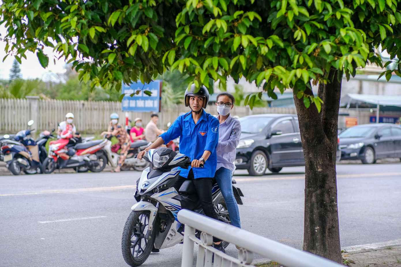 Tình nguyện viên hỗ trợ thí sinh quên giấy tờ.
