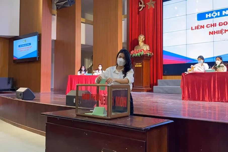 Các đại biểu tiến hành bỏ phiếu khẩn trương và nghiêm túc.