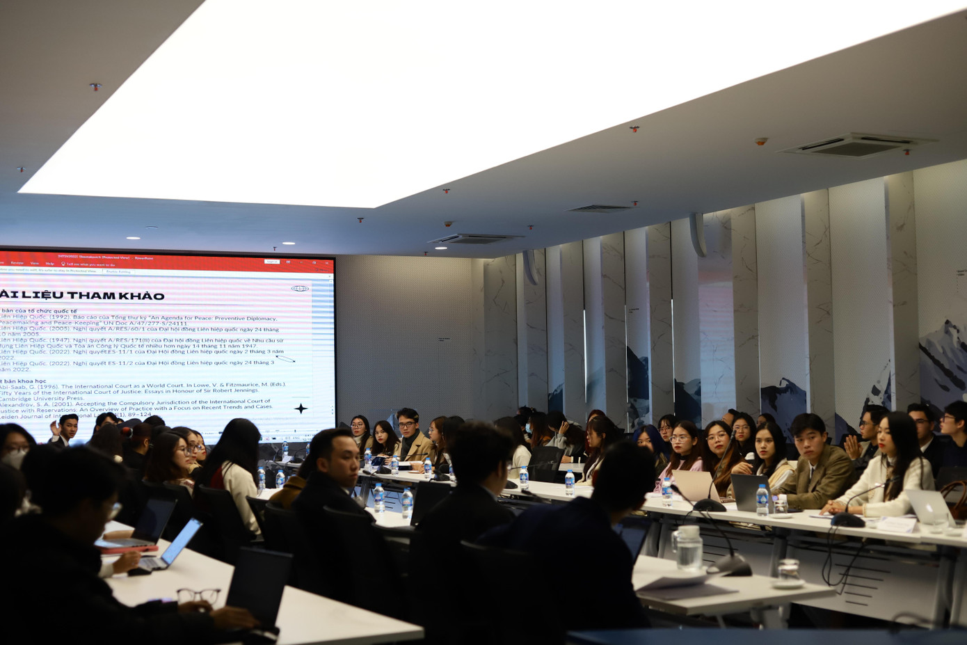Một số hình ảnh tại buổi Hội thảo khoa học cho sinh viên về Luật Quốc tế lần thứ nhất.