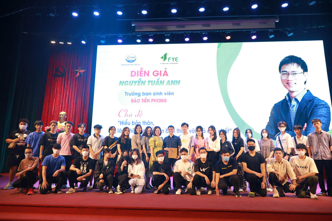 Quỹ Hỗ trợ Phát triển Thanh niên (FYE) phối hợp với Trường Đại học Thủy Lợi mời diễn giả uy tín đến truyền cảm hứng học tập trong Tuần sinh hoạt đầu khóa cho hàng nghìn tân sinh viên K64. Quỹ Hỗ trợ Phát triển Thanh niên (FYE) phối hợp với Trường Đại học Thủy Lợi mời diễn giả uy tín đến truyền cảm hứng học tập trong Tuần sinh hoạt đầu khóa cho hàng nghìn tân sinh viên K64.