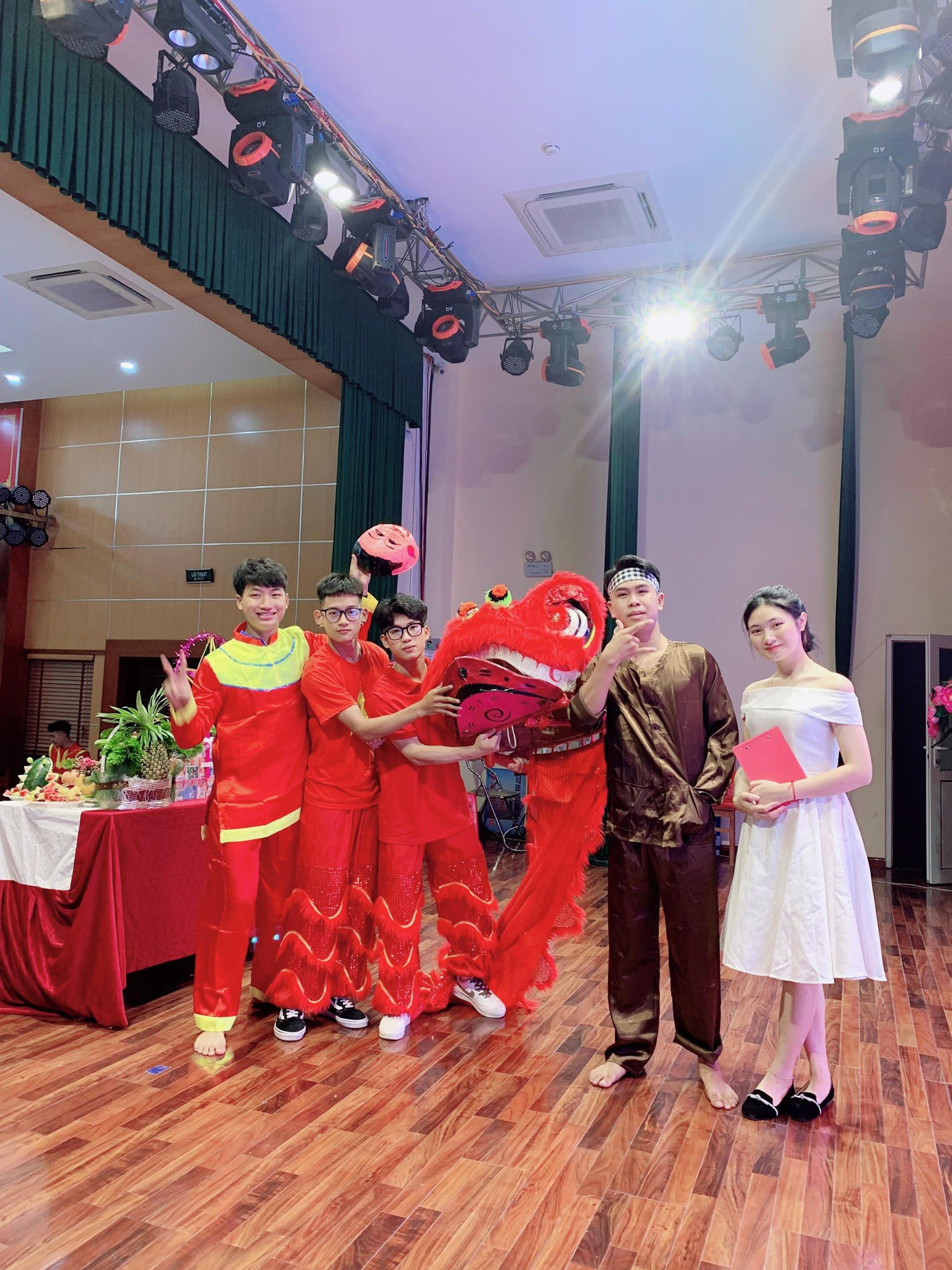 Lực tham gia nhiều câu lạc bộ trong đó có bóng đá và nhiều chương trình văn nghệ của trường, lớp.