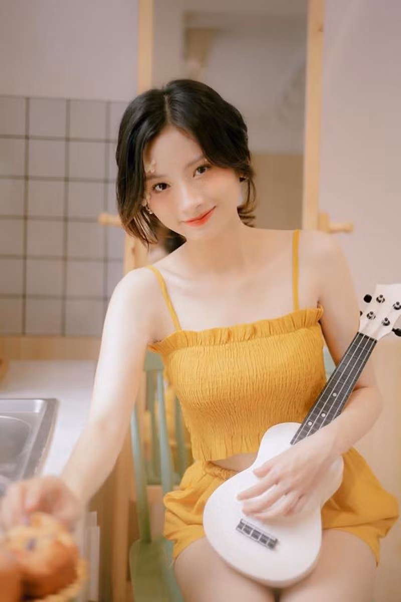 Từ nhỏ, Xuân Anh đã rất yêu thích và có năng khiếu với nghệ thuật, thể thao.