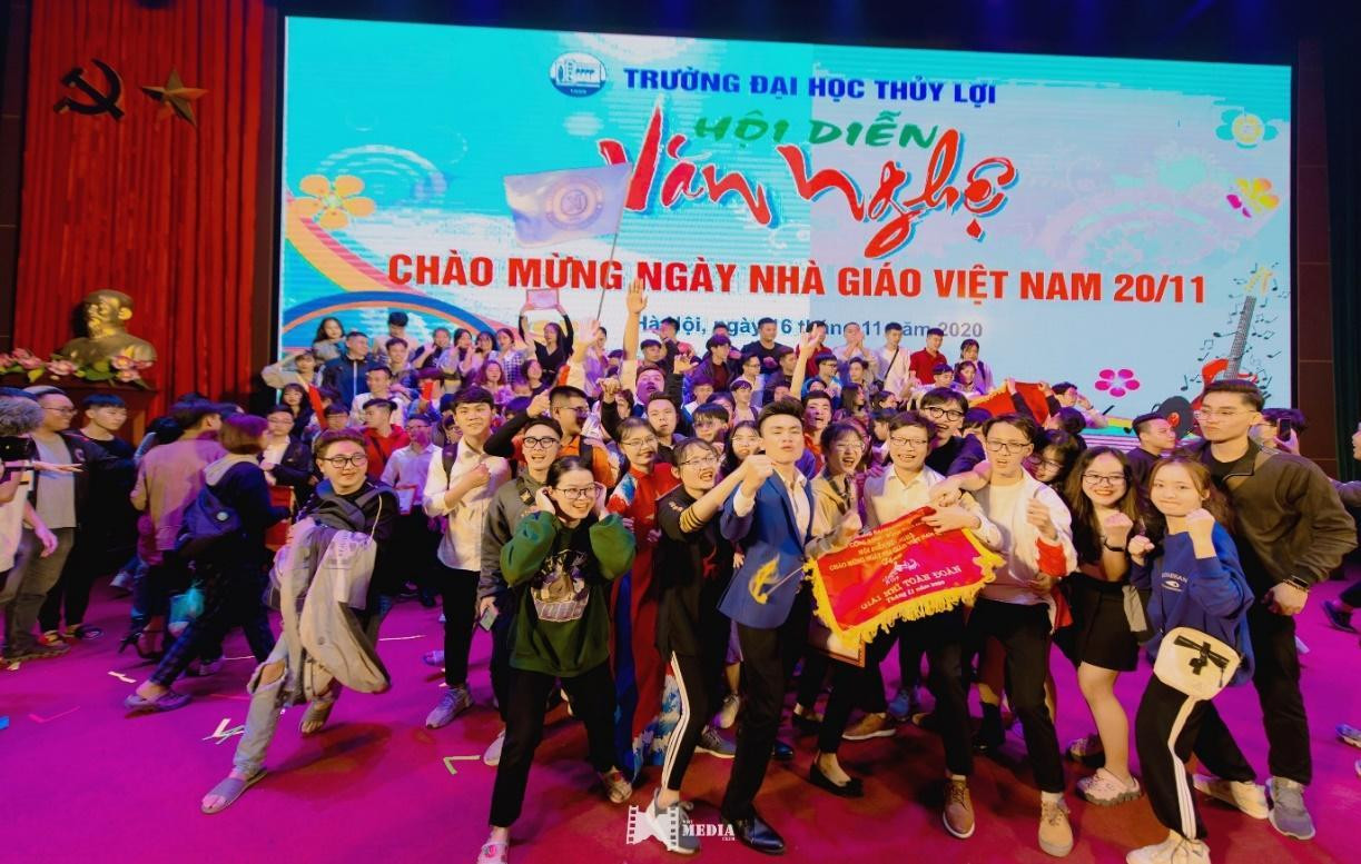 Việt Anh cùng đội văn nghệ Khoa Công nghệ thông tin.