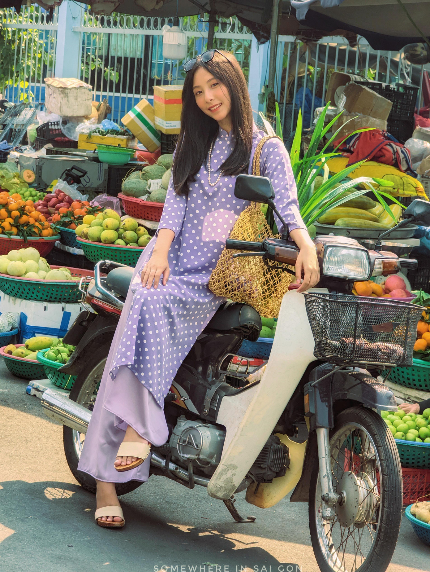 Không chỉ là nơi giao thương, việc buôn bán tại chợ những ngày gần Tết còn gói trọn cả những háo hức chờ mong về một năm đủ đầy, trọn vẹn.