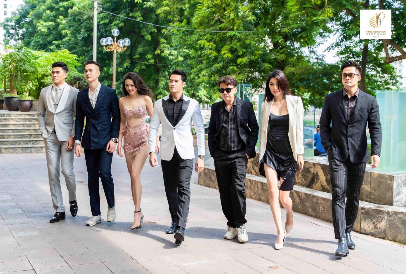 Yến Trang và dàn ban giám khảo cuộc thi.