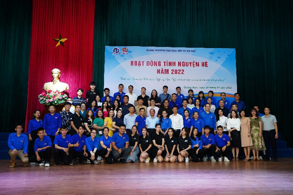 Đoàn chụp ảnh lưu niệm với Ban Giám đốc và viên chức, sinh viên Phân hiệu Trường tại Quảng Nam. Đoàn chụp ảnh lưu niệm với Ban Giám đốc và viên chức, sinh viên Phân hiệu Trường tại Quảng Nam.