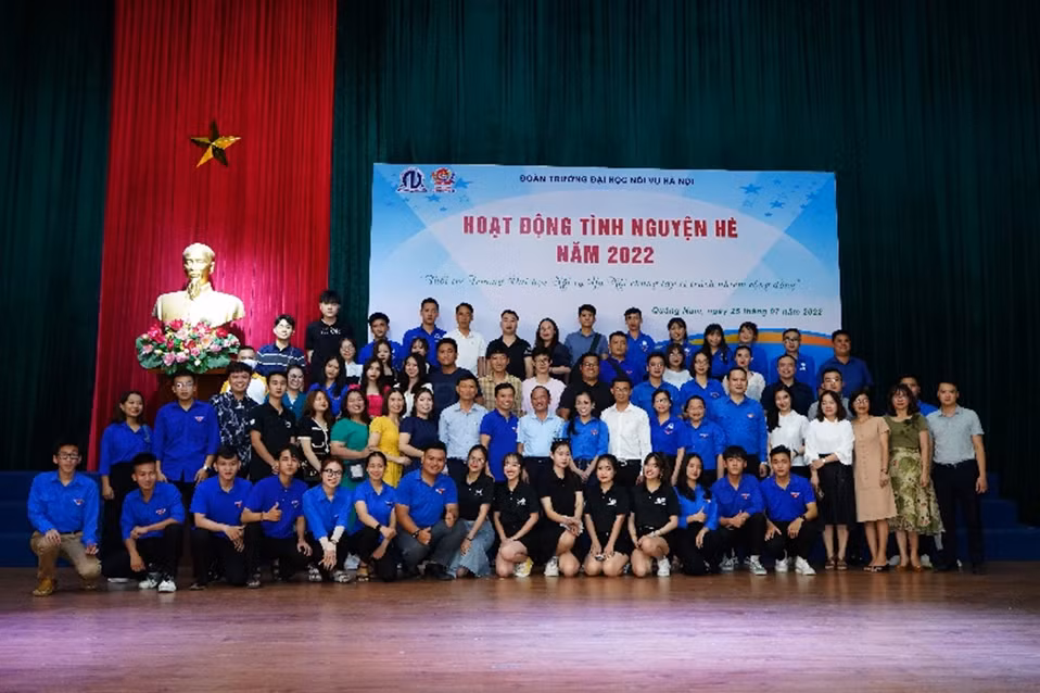 Đoàn chụp ảnh lưu niệm với Ban Giám đốc và viên chức, sinh viên Phân hiệu Trường tại Quảng Nam.