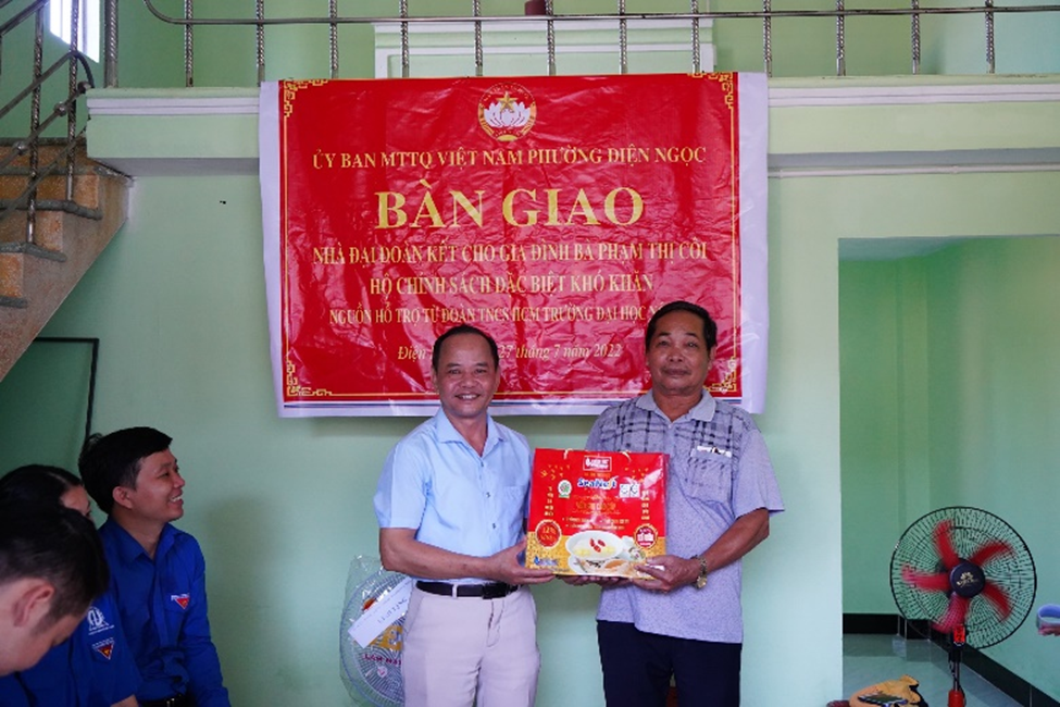 TS. Trần Đình Chín, Phó Giám đốc phụ trách điều hành Phân hiệu Trường tại Quảng Nam tặng quà cho gia đình chính sách tại thị xã Điện Bàn, tỉnh Quảng Nam. TS. Trần Đình Chín, Phó Giám đốc phụ trách điều hành Phân hiệu Trường tại Quảng Nam tặng quà cho gia đình chính sách tại thị xã Điện Bàn, tỉnh Quảng Nam.